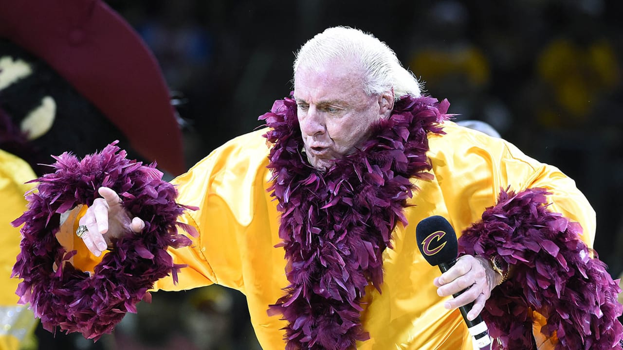 CFB Social: Texas Longhorns LB shows off Ric Flair impression