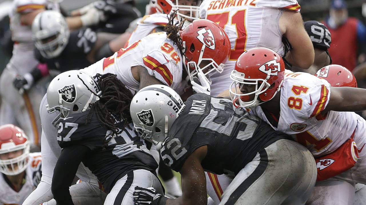 346-Pound Dontari Poe Throws Touchdown Pass (Video)