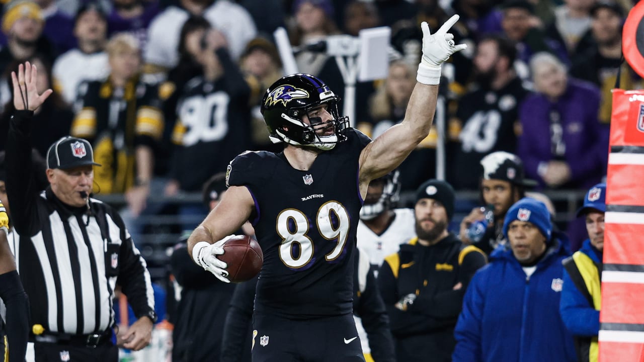 Baltimore Ravens tight end Mark Andrews (89) reacts to a first down against  the Tennessee Titan …