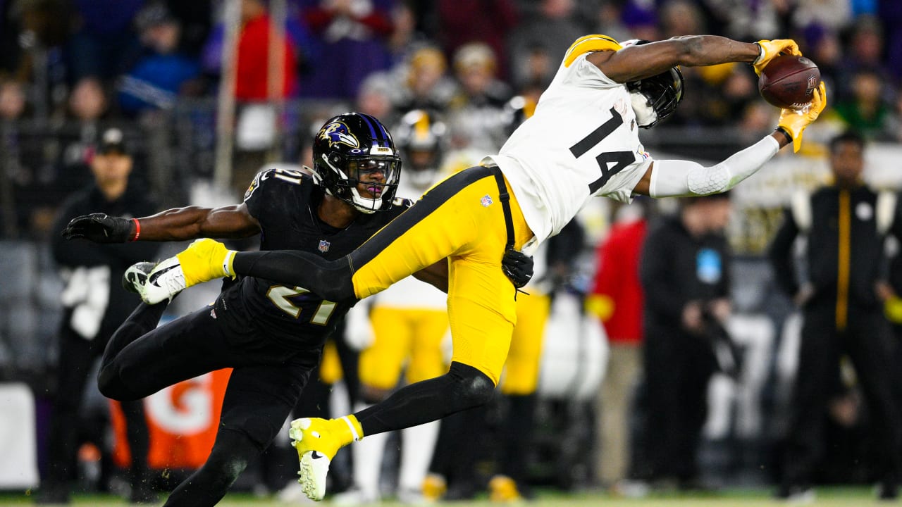 Pittsburgh Steelers rookie wide receiver George Pickens extends for a  dazzling 14-yard catch