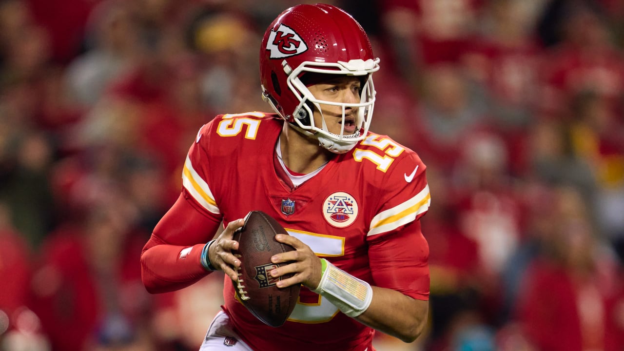 Kansas City Chiefs quarterback Patrick Mahomes' improv shovel pass to ...