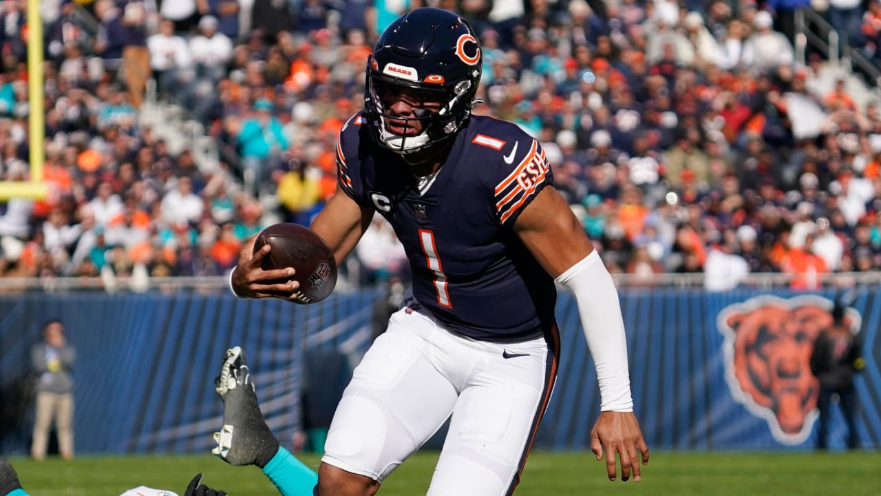 Can't-Miss Play: Chicago Bears quarterback Justin Fields escapes pressure  to throw FOURTH TD pass of game