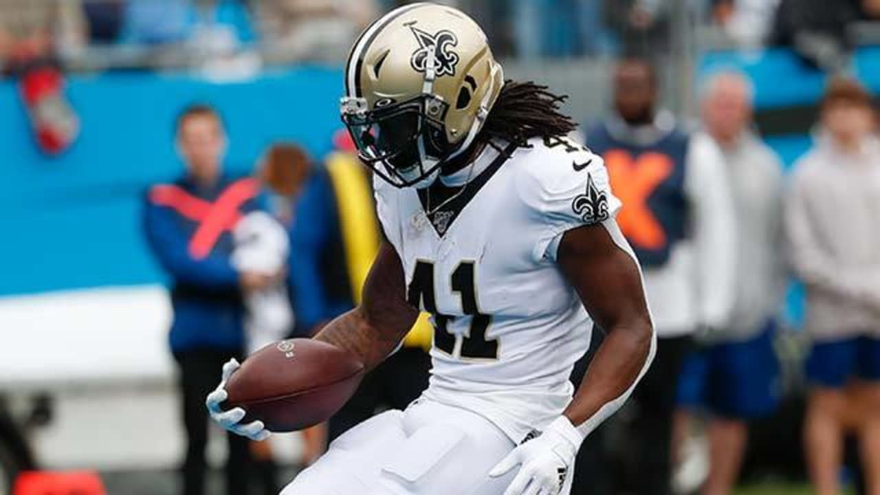 Alvin Kamara weaves through Panthers' D for untouched TD