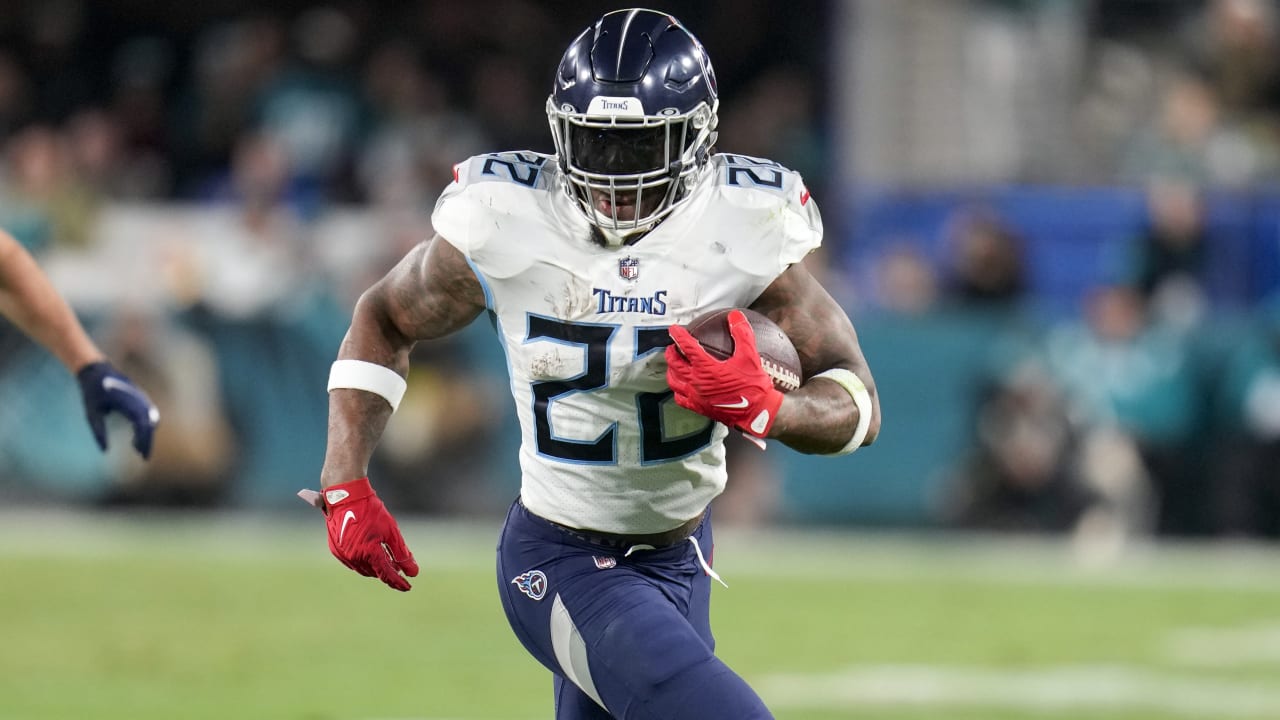They don't have a chance': Why Derrick Henry's stiff-arm is so effective  for Titans - ESPN - Tennessee Titans Blog- ESPN