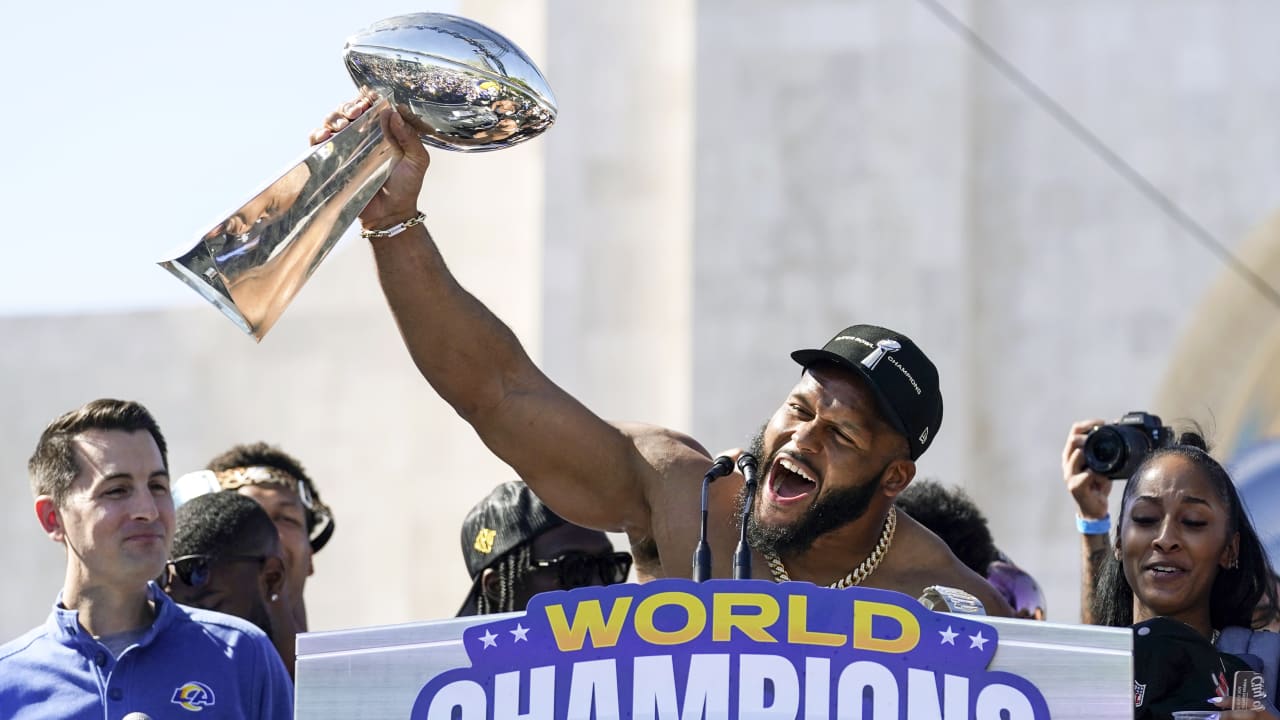 Rams DE Aaron Donald Shows Off His Muscles In Shirtless Pic On