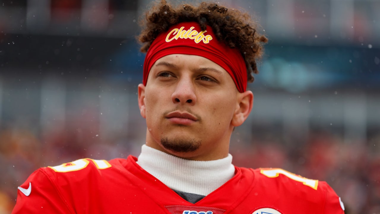 Video: Patrick Mahomes, Tyrann Mathieu stand together with fellow