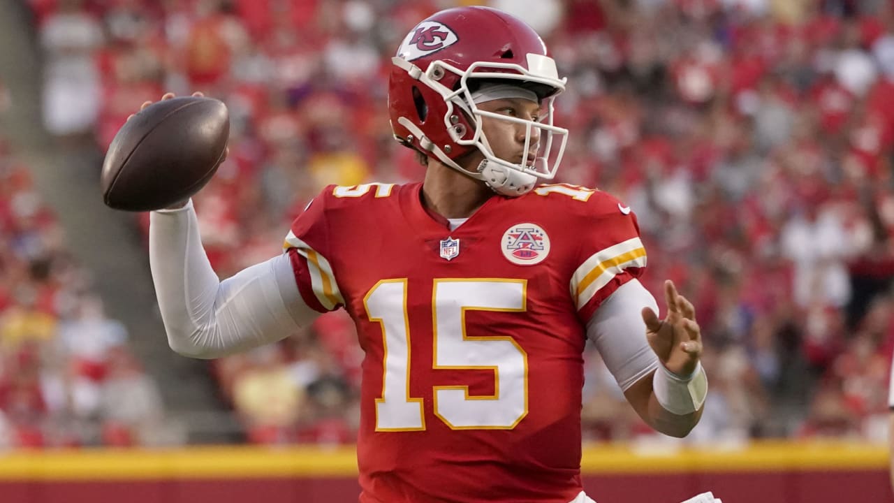 That S Some Zip Kansas City Chiefs Quarterback Patrick Mahomes Sidearms A Fastball To Tight End Travis Kelce For 28 Yards
