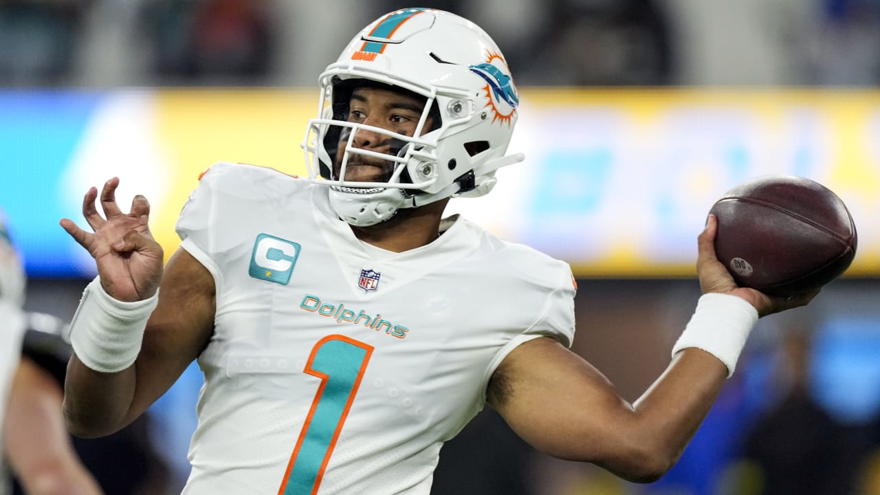 First Look: Newly acquired Miami Dolphins wide receiver Tyreek Hill catches  a pass from Dolphins quarterback Tua Tagovailoa at voluntary workouts