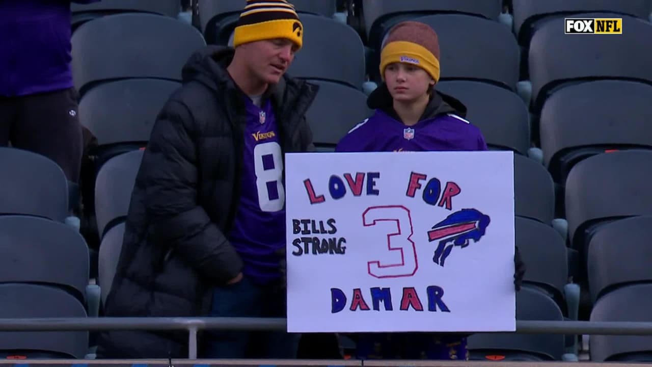 Vikings and Packers pay tribute to Damar Hamlin