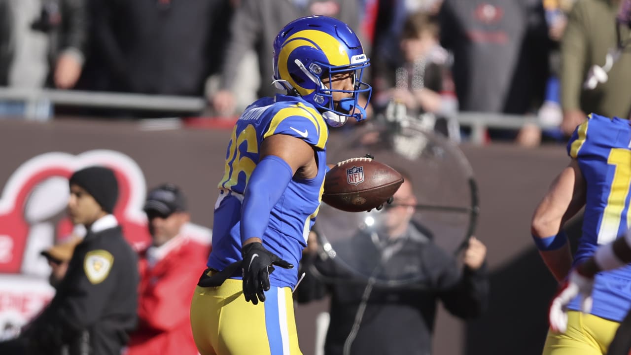 Los Angeles Rams tight end Kendall Blanton connects with quarterback  Matthew Stafford for 28-yard grab