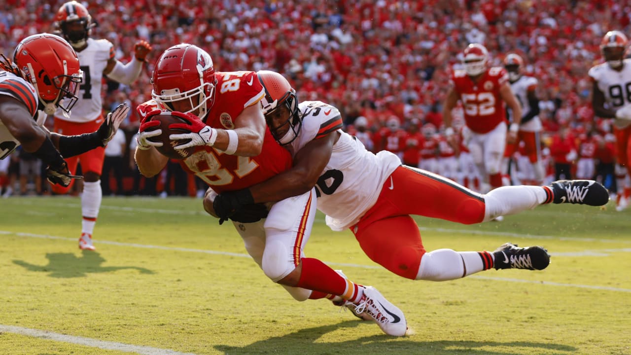 Kansas City Chiefs Tight End Travis Kelce Extends For A Touchdown To ...