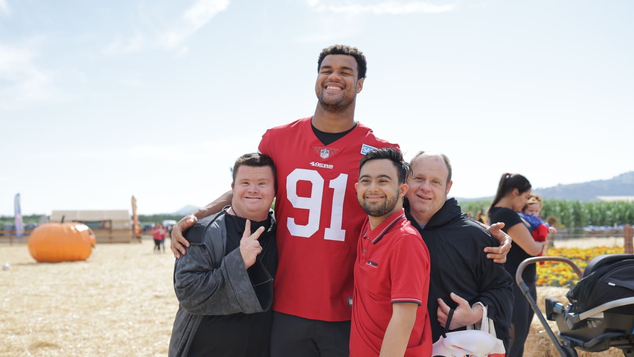 Arik Armstead Named 49ers Walter Payton Man of the Year for Second Time in  Career