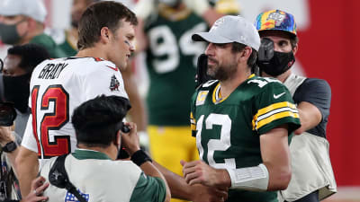 Aaron Rodgers buries birdie putt to win, 'The Match