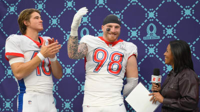 Las Vegas Raiders defensive end Maxx Crosby (98) salutes the crowd in the  first half during an …