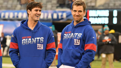 Go Long, Island: Giants QB Jones hangs with Eli in Hamptons, throws to  Westhampton High School players - Newsday
