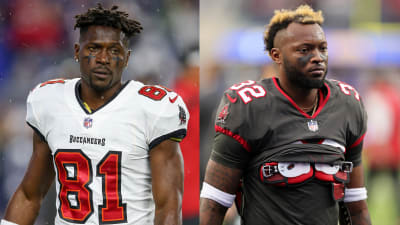 Tampa Bay Buccaneers safety Mike Edwards reads Philadelphia Eagles