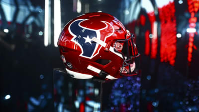 Texans Report: Battle Red helmets make their debut