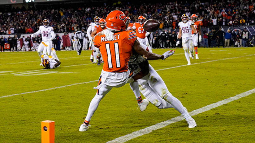 Can't-Miss Play: Easy Chicago Bears wide receiver Darnell Mooney! Rookie WR  leaps for stellar 33-yard grab