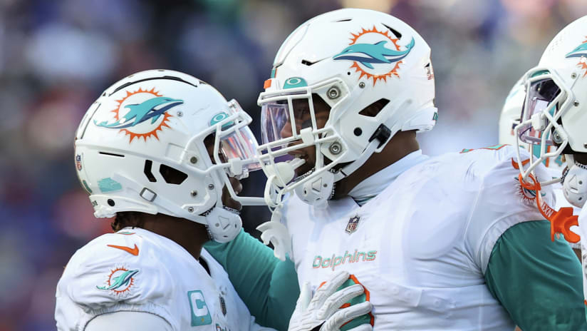 Dolphins' Bradley Chubb heads to locker room with hand injury vs