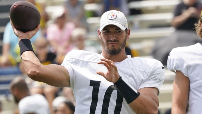 Chicago Bears quarterback Mitchell Trubisky, right, signs a jersey of a fan  after drills during a joint NFL football training camp session against the  Denver Broncos Wednesday, Aug. 15, 2018, at Broncos'