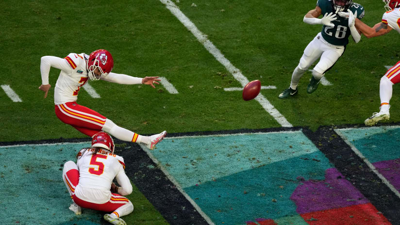 Chiefs' Harrison Butker bounces back from early miss to kick game