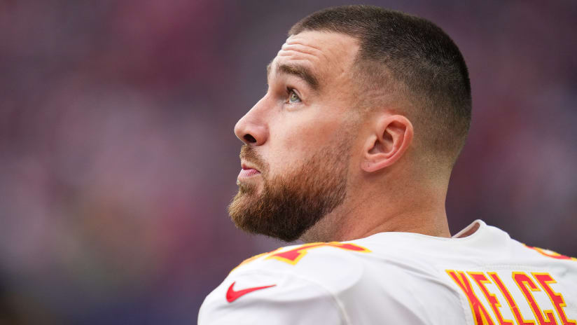 Chiefs TE Travis Kelce hyperextends knee in practice