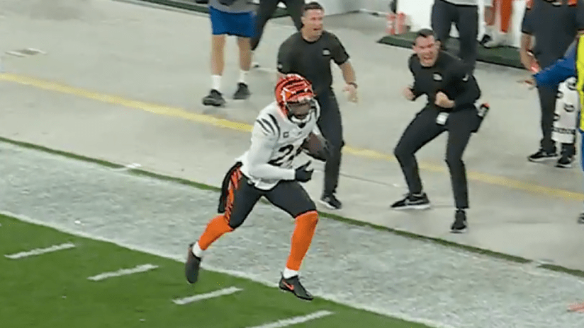 Browns WR Amari Cooper blasts his intercepted pass on trick play