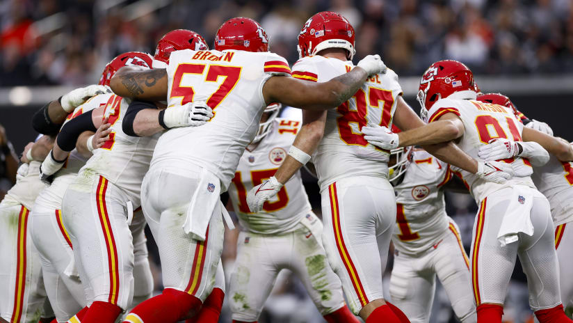 The Chiefs used a spinning huddle to set up a cool trick play