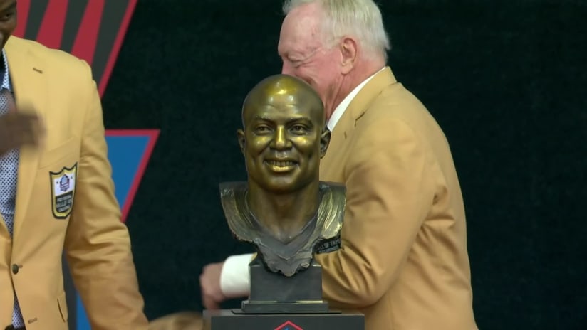 Joe Klecko, left, a member of the Pro Football Hall of Fame Class of 2023,  receives his gold jacket from Howie Long during the gold jacket dinner in  Canton, Ohio, Friday, Aug.