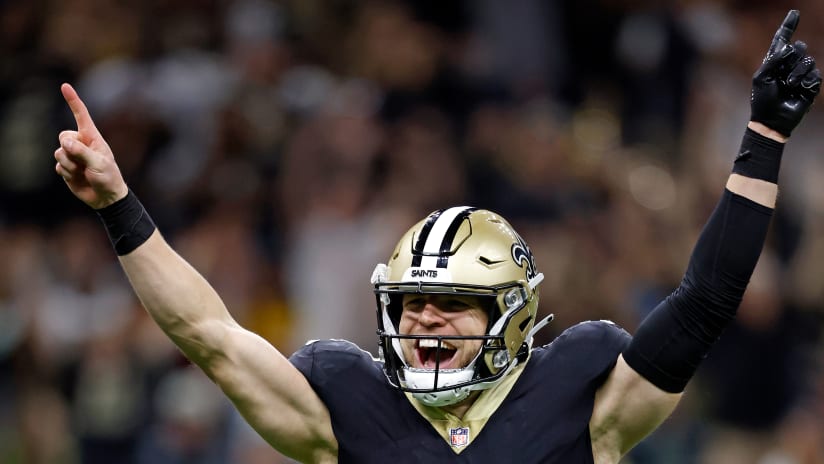 New Orleans Saints quarterback Taysom Hill warms up before an NFL football  game against the New York Giants in New Orleans, Sunday, Oct. 3, 2021. (AP  Photo/Derick Hingle Stock Photo - Alamy