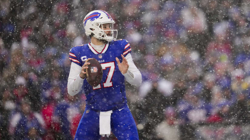 Jim Kelly meets Josh Allen at Buffalo Bills minicamp practice