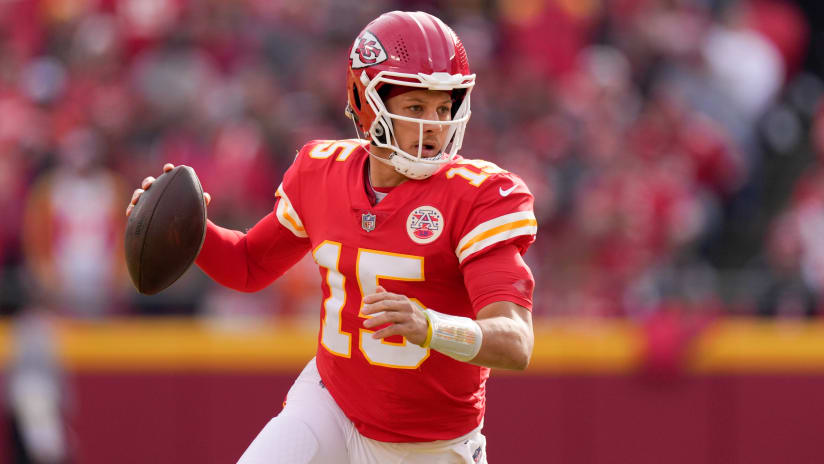 Landover, United States. 17th Oct, 2021. Sunday, October 17, 2021;  Landover, MD, USA; Kansas City Chiefs quarterback Patrick Mahomes (15)  drops back to pass during an NFL game against the Washington Football