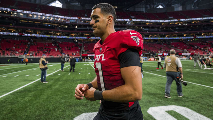 Marcus Mariota reportedly leaves Falcons after benching to have knee  evaluated; team unsure if he'll return