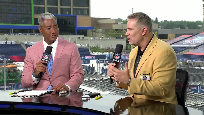 Joe Klecko, left, a member of the Pro Football Hall of Fame Class of 2023,  receives his gold jacket from Howie Long during the gold jacket dinner in  Canton, Ohio, Friday, Aug.