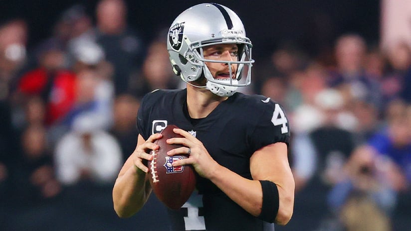 Derek Carr posts footage of desert workouts with his receivers