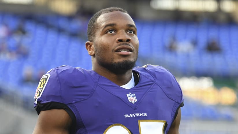 Philadelphia, PA, USA. 18th Oct, 2020. October 18, 2020: Baltimore running  back Gus Edwards rushes for a touchdown during the NFL football matchup  between the Baltimore Ravens and the Philadelphia Eagles at