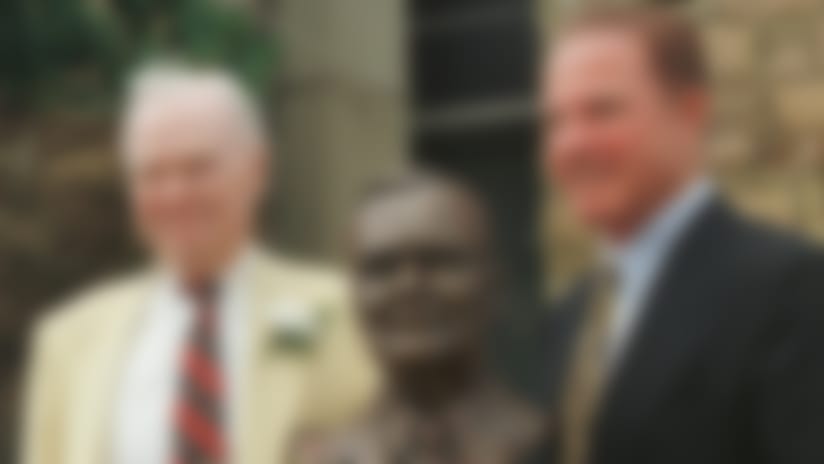 When Wellington Mara (left) was enshrined into the Pro Football Hall of Fame in 1997, Giants icon Frank Gifford served as his presenter.