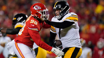 Kansas City Chiefs defensive tackle Tershawn Wharton recovers New