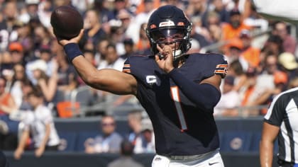 Can't-Miss Play: Chicago Bears quarterback Justin Fields escapes pressure  to throw FOURTH TD pass of game