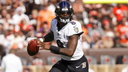 Can't-Miss Play: Baltimore Ravens quarterback Lamar Jackson escapes THREE  would-be tacklers on 14-yard scramble