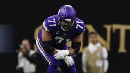 Cincinnati Bengals offensive tackle Riley Reiff (71) and guard