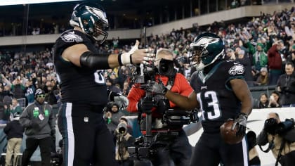 Eagles secure playoff berth with rout of Giants