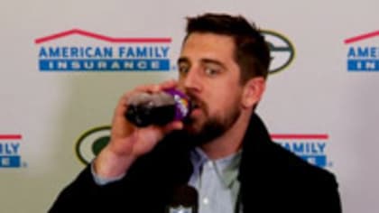 Highlight] Aaron Rodgers sips on purple Gatorade after throwing