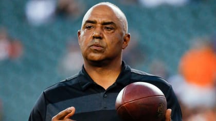 Former Bengals coach Lewis returns to sideline as a head coach