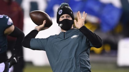 Wentz impresses again, Eagles crush Steelers