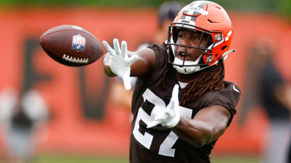 Browns' Kareem Hunt dons Nick Chubb shirt in return to Cleveland