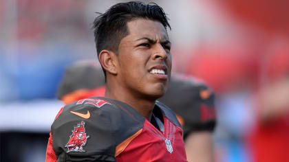 Chicago Bears claim Roberto Aguayo via waivers