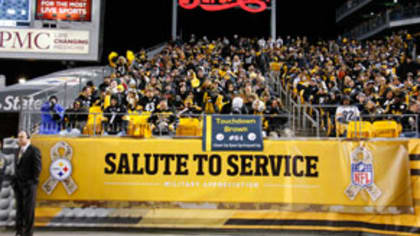 USAA - Green Bay Packers fans honor veterans and current service members  during the Veterans Day Weekend card stunt presented by USAA at the Packers  game on November 14, in Green Bay.