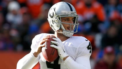 Derek Carr doesn't throw at Raiders OTAs