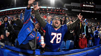 Couple gets married at halftime of Buffalo Bills game in NFL wedding